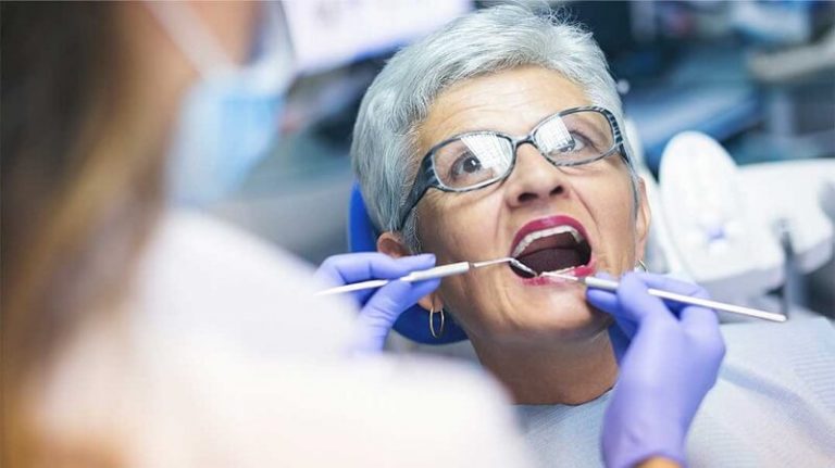 Read more about the article Những vấn đề về chăm sóc răng miệng cho người cao tuổi