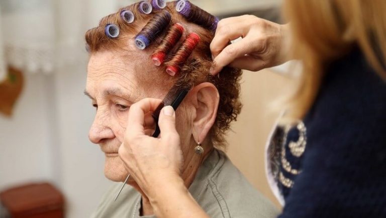 Read more about the article 6 Cách giúp chăm sóc tóc cho người già