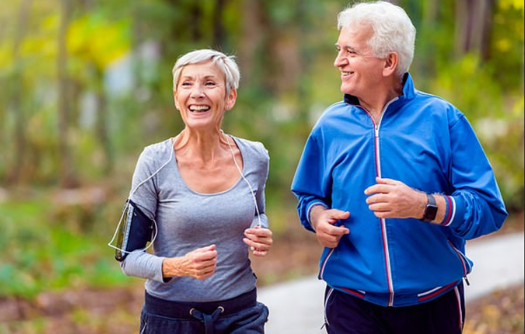 Giữ tâm trạng vui vẻ và thư giãn cơ bắp sẽ giúp phòng tránh bệnh suy tim ở người cao tuổi.