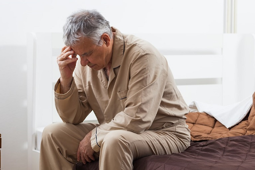 Bệnh suy tim có thể khiến người cao tuổi mệt mỏi, choáng váng.