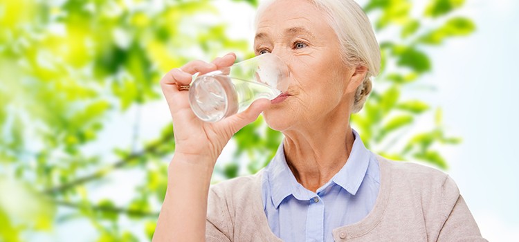 Người cao tuổi mắc suy tim không nên uống quá 2 lít/ngày.