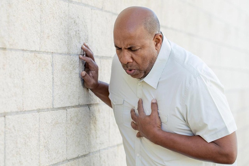 Suy tim ở người cao tuổi khiến người bệnh thường xuyên tức ngực, khó thở.