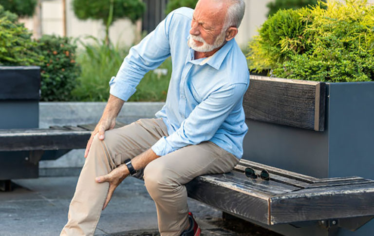 Bệnh xương khớp gây nhiều bất tiện cho người già.