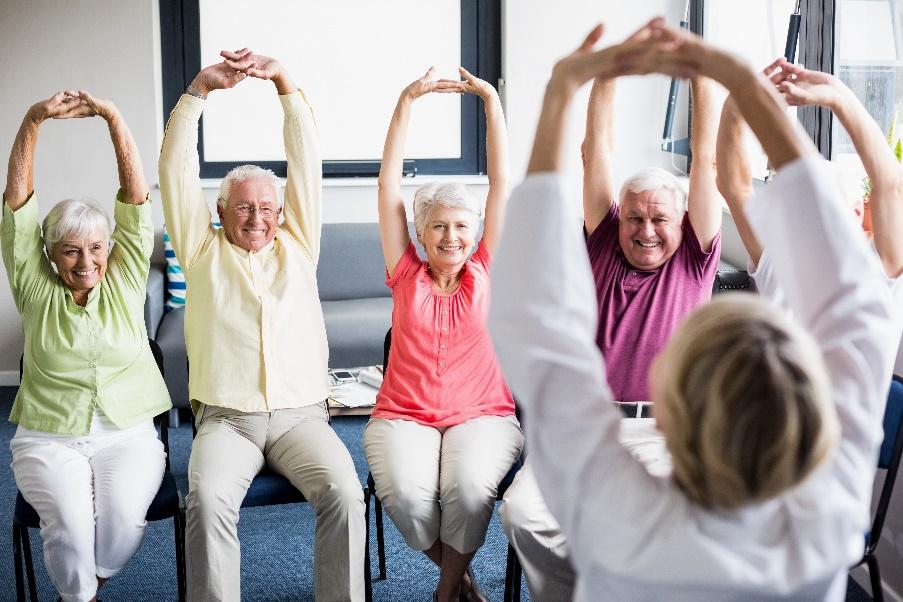 Người cao tuổi nên thường xuyên tập thể dục để nâng cao sức khỏe.