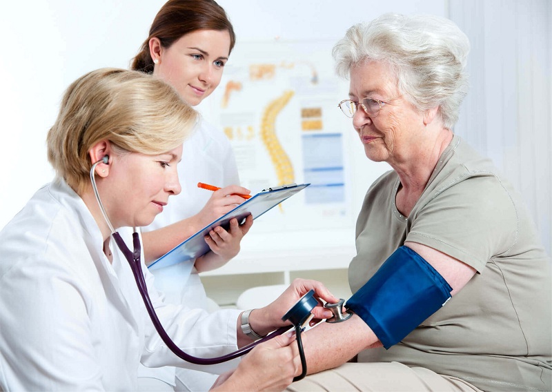 Kiểm tra sức khỏe định kỳ giúp người cao tuổi phòng tránh nhiều bệnh.