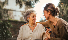 5 lưu ý quan trọng khi chăm sóc người bệnh cao tuổi?