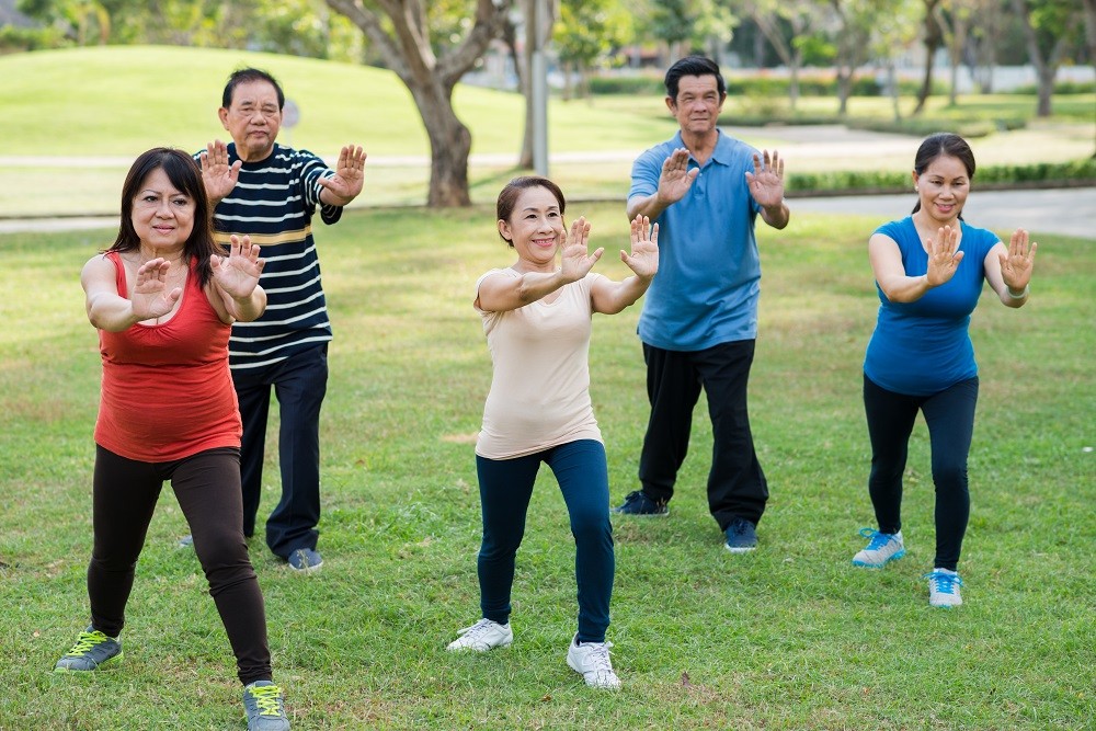 Tham gia các hội nhóm và cùng rèn luyện thể lực giúp người cao tuổi luôn vui khỏe.
