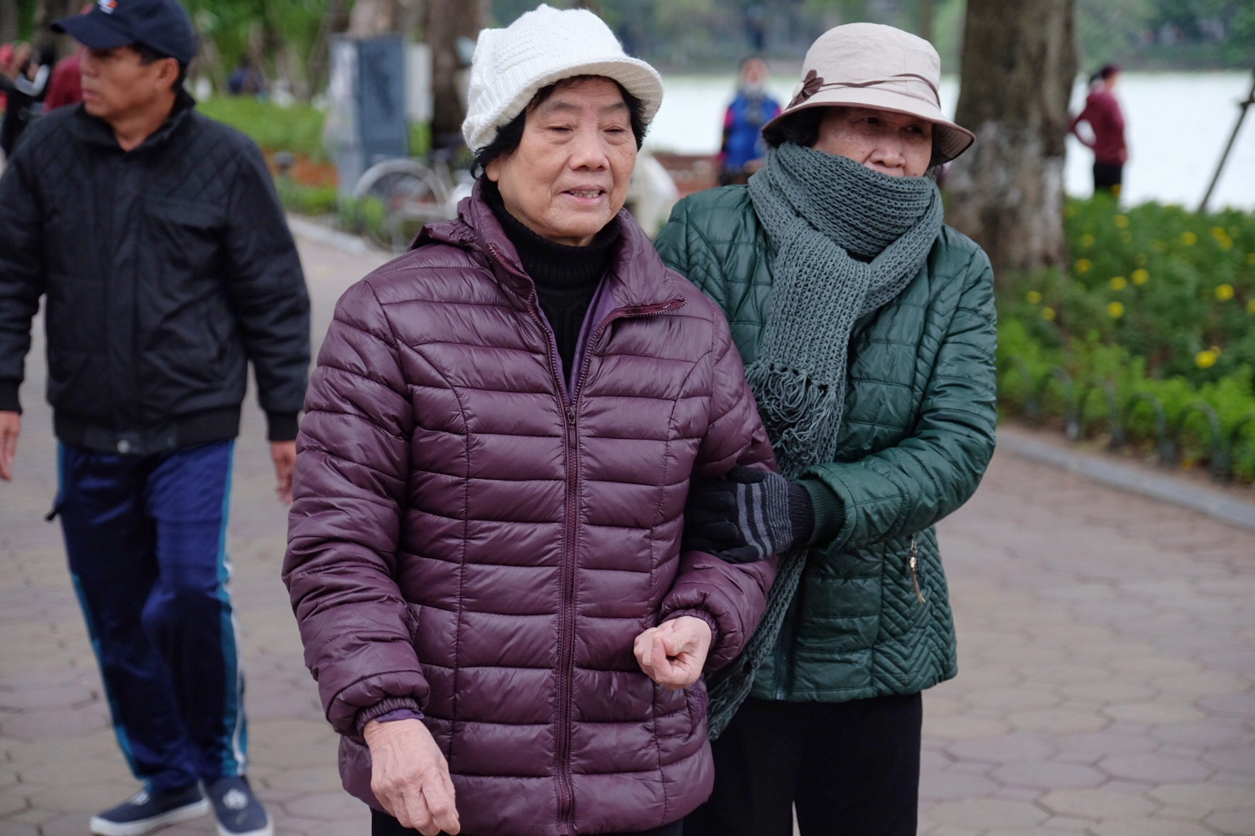 Việc giữ ấm cho người cao tuổi vào mùa đông là rất quan trọng để phòng tránh đột quỵ.