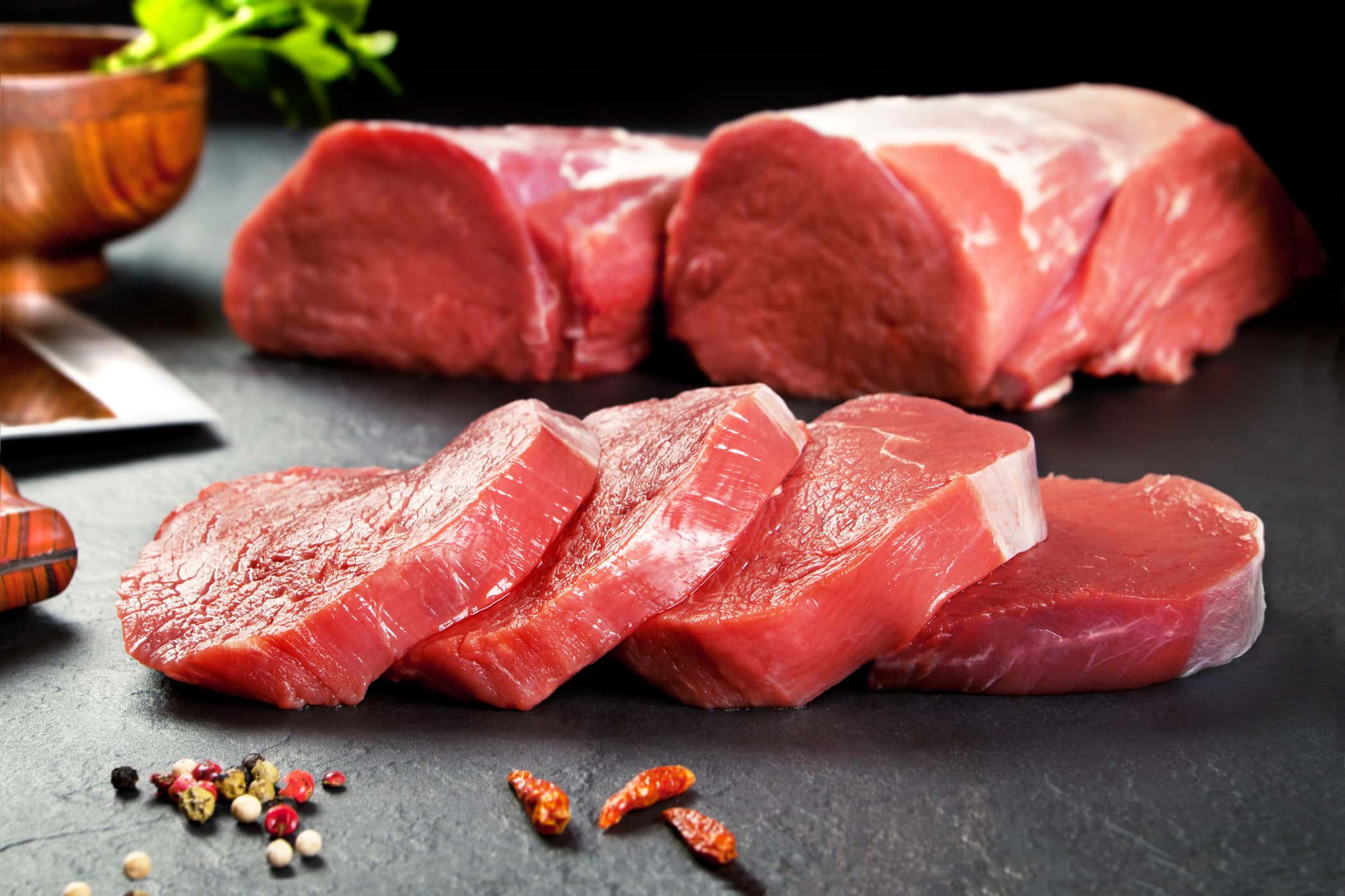 Người ăn nhiều thịt đỏ có nguy cơ cao mắc bệnh gút.