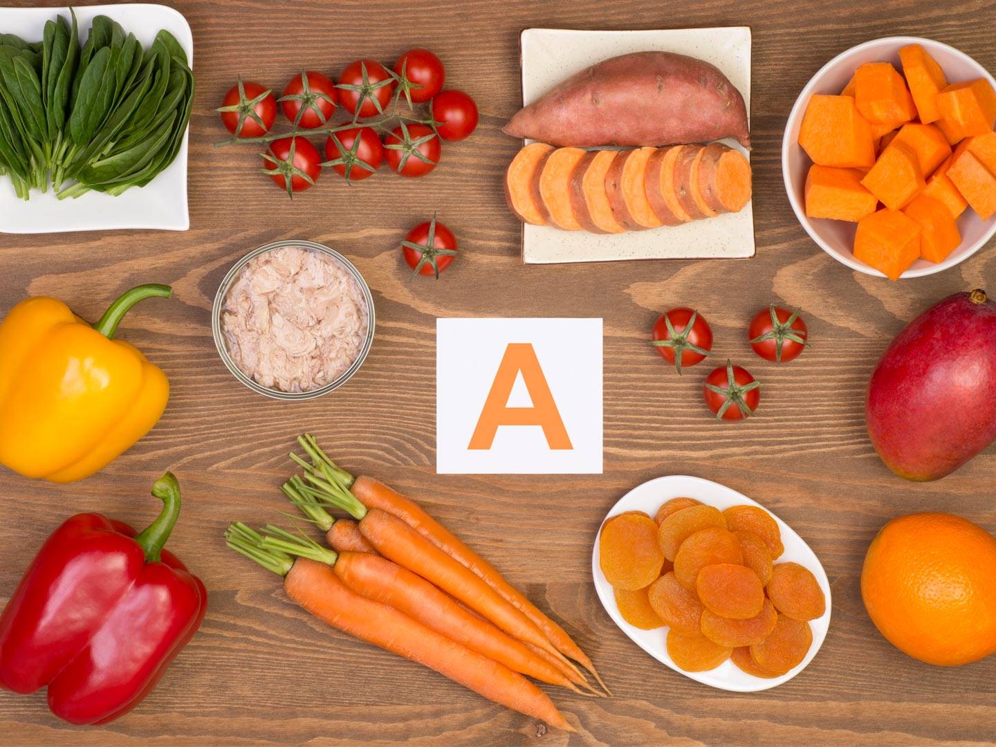 Ăn nhiều thực phẩm chứa vitamin A rất tốt cho mắt.