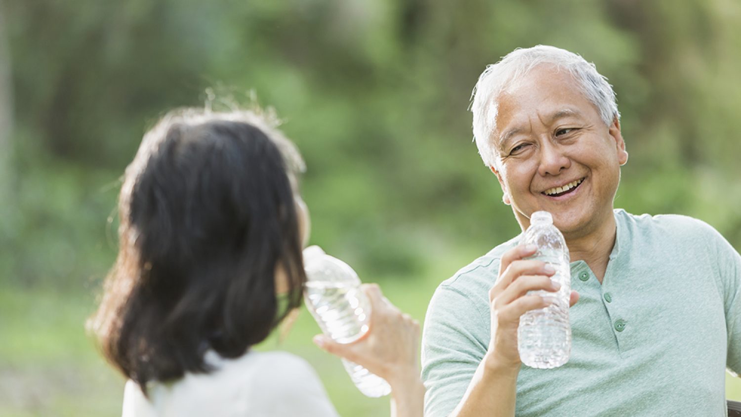 Uống đủ nước và tránh dư thừa để điều trị bệnh phù chân tốt hơn.
