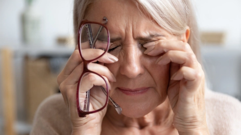Read more about the article Không nên chủ quan với bệnh khô mắt ở người cao tuổi