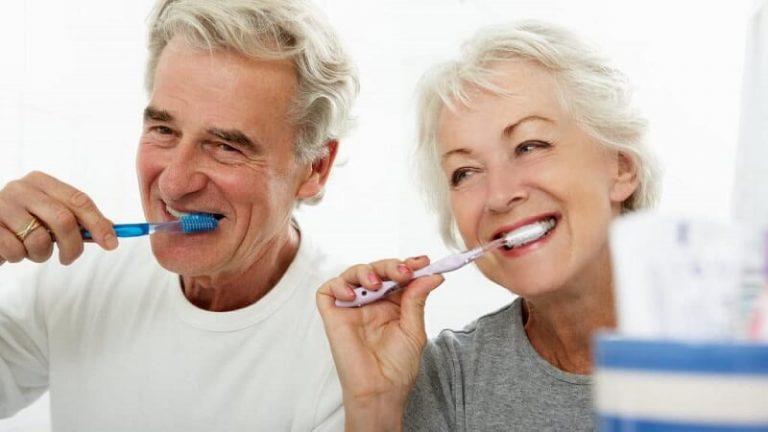 Read more about the article 10 lời khuyên giúp người cao tuổi chăm sóc răng miệng