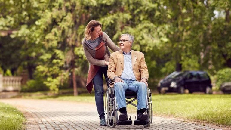 Read more about the article 5 Cách chăm sóc người cao tuổi khỏe mạnh trong mùa hè