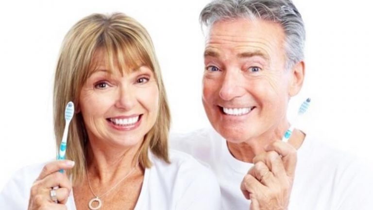 Read more about the article Bí kíp chăm sóc răng miệng đúng cách cho người cao tuổi