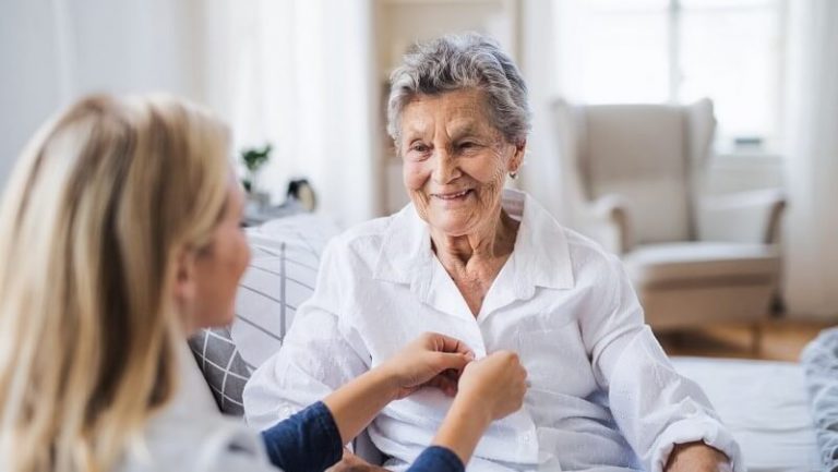 Read more about the article Hướng dẫn vệ sinh cá nhân đúng cách cho người cao tuổi