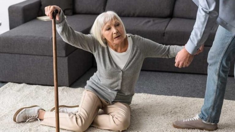 Read more about the article Bí quyết để giảm nguy cơ té ngã ở người cao tuổi