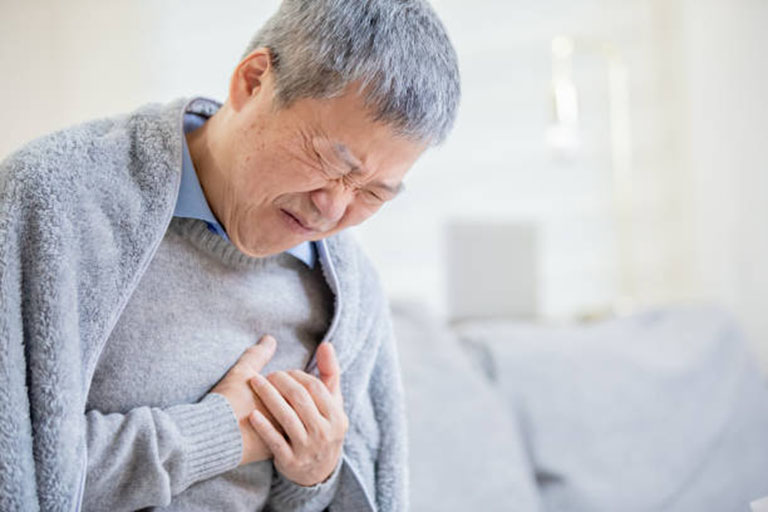 Suy tim có thể khiến người cao tuổi thường xuyên khó thở, tức ngực.