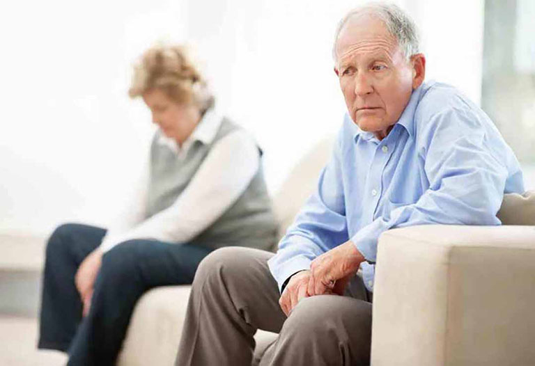 Khi mắc hội chứng lú lẫn, người cao tuổi có thể biểu hiện im lặng, trầm tính.