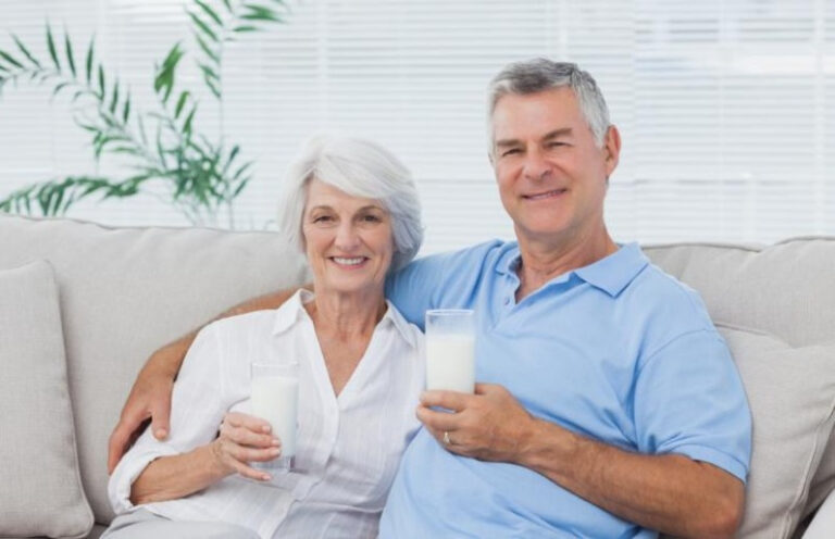 Cần lựa chọn loại sữa phù hợp với tình trạng bệnh lý cơ thể của người cao tuổi.