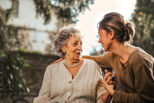 Giúp bệnh nhân luôn vui vẻ là điều quan trọng nhất khi chăm sóc người bệnh cao tuổi.