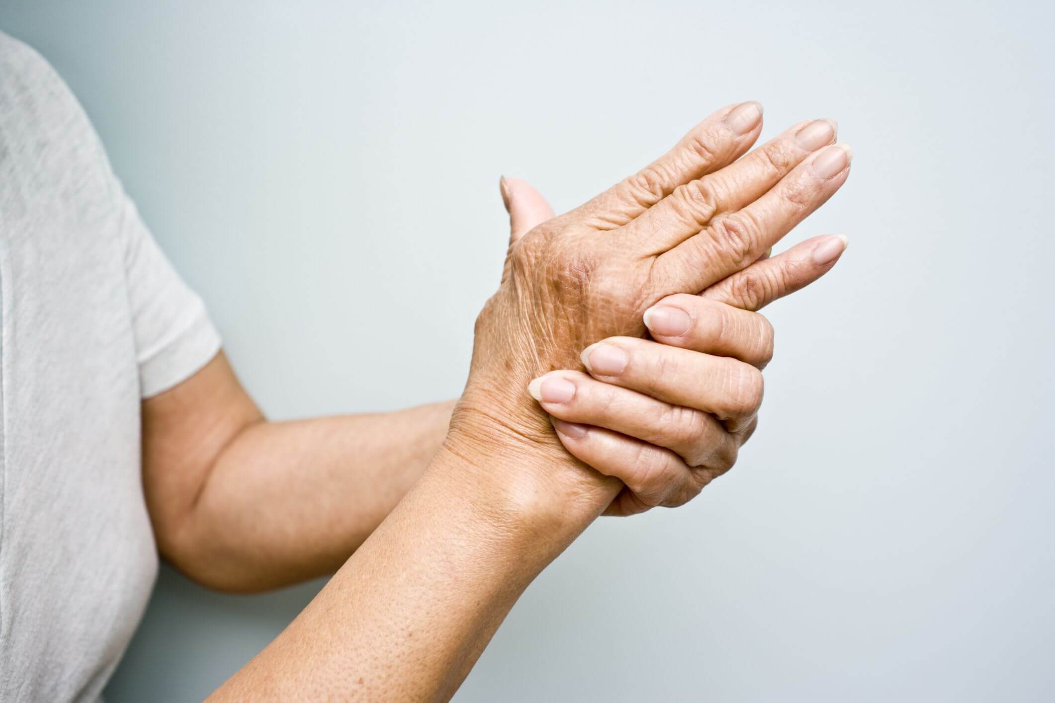 Run tay ở người cao tuổi khiến cuộc sống sinh hoạt gặp nhiều phiền toái.