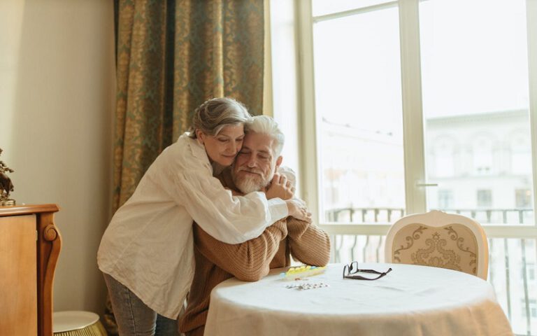 Chăm sóc người cao tuổi mắc bệnh Alzheimer